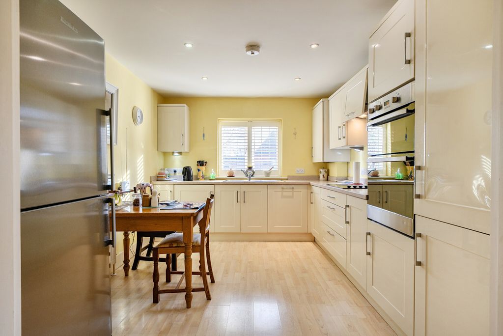 Property photo 3 of 23 1406925-6-6989Fbe...