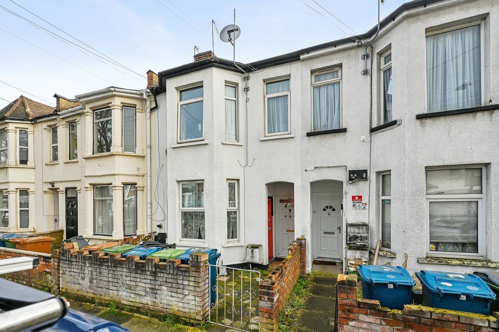 Property photo 1 of 8 Graham Road, Harrow Wealdstone, Middlesex Ha3