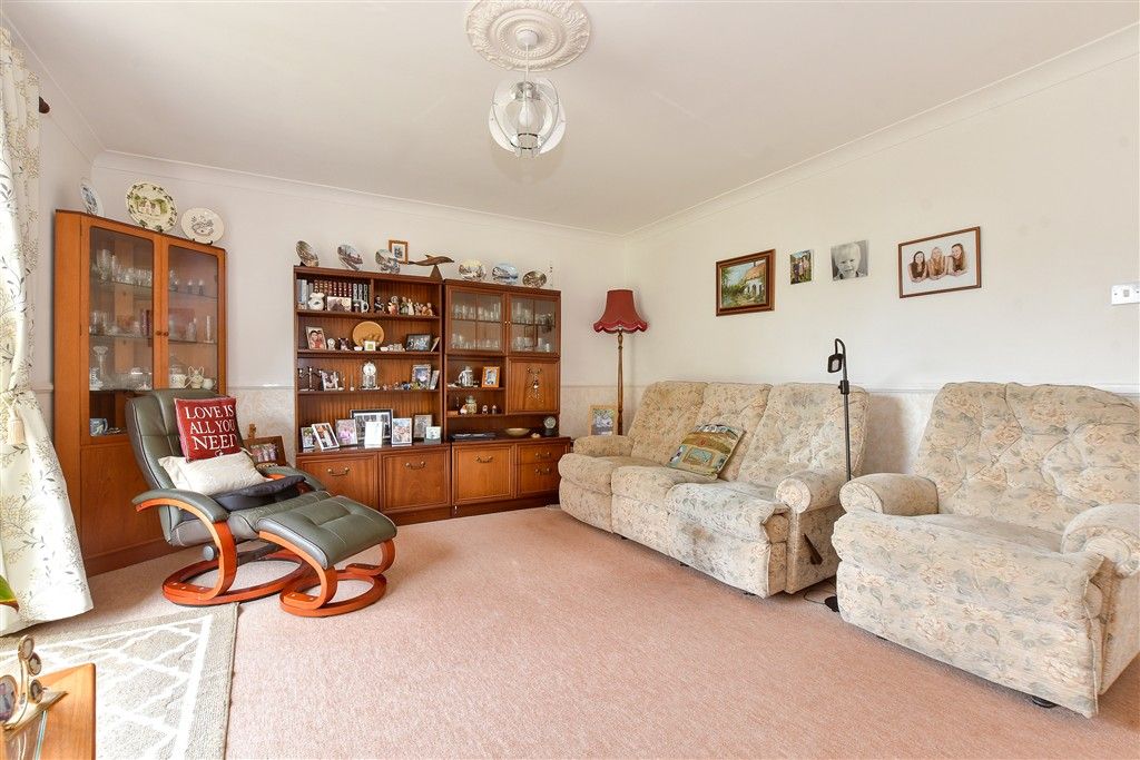 Property photo 1 of 12 Lounge