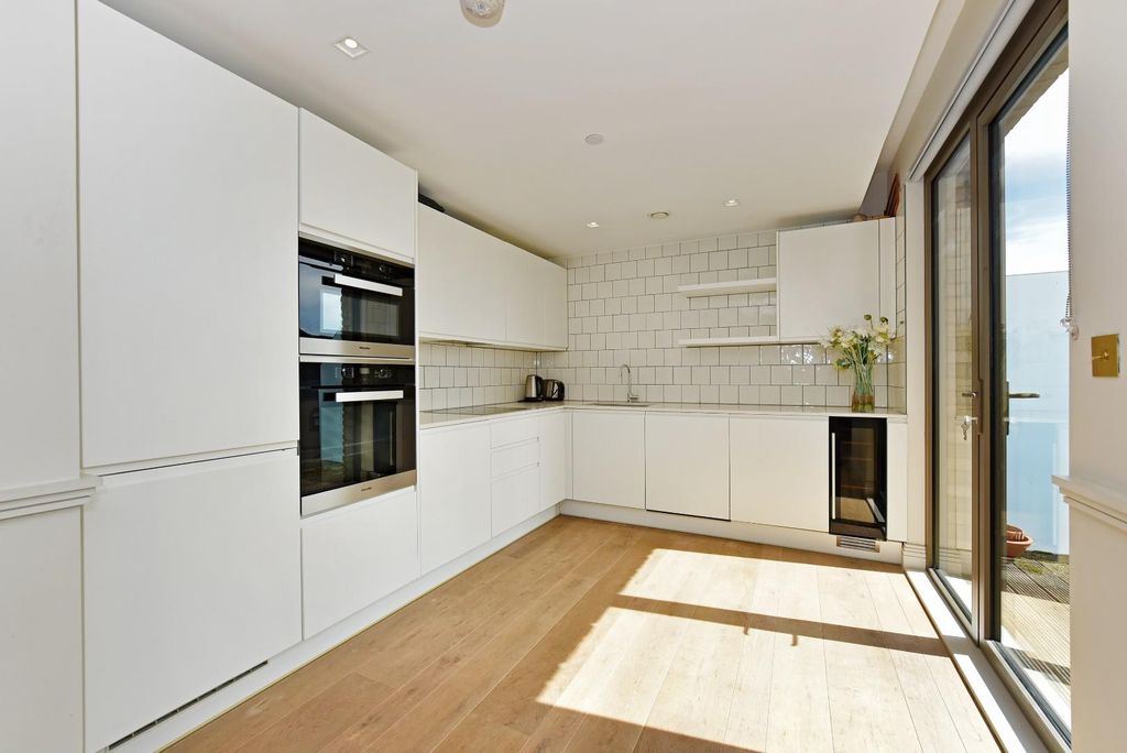 Property photo 2 of 15 107 Queens Wharf (1).Jpg