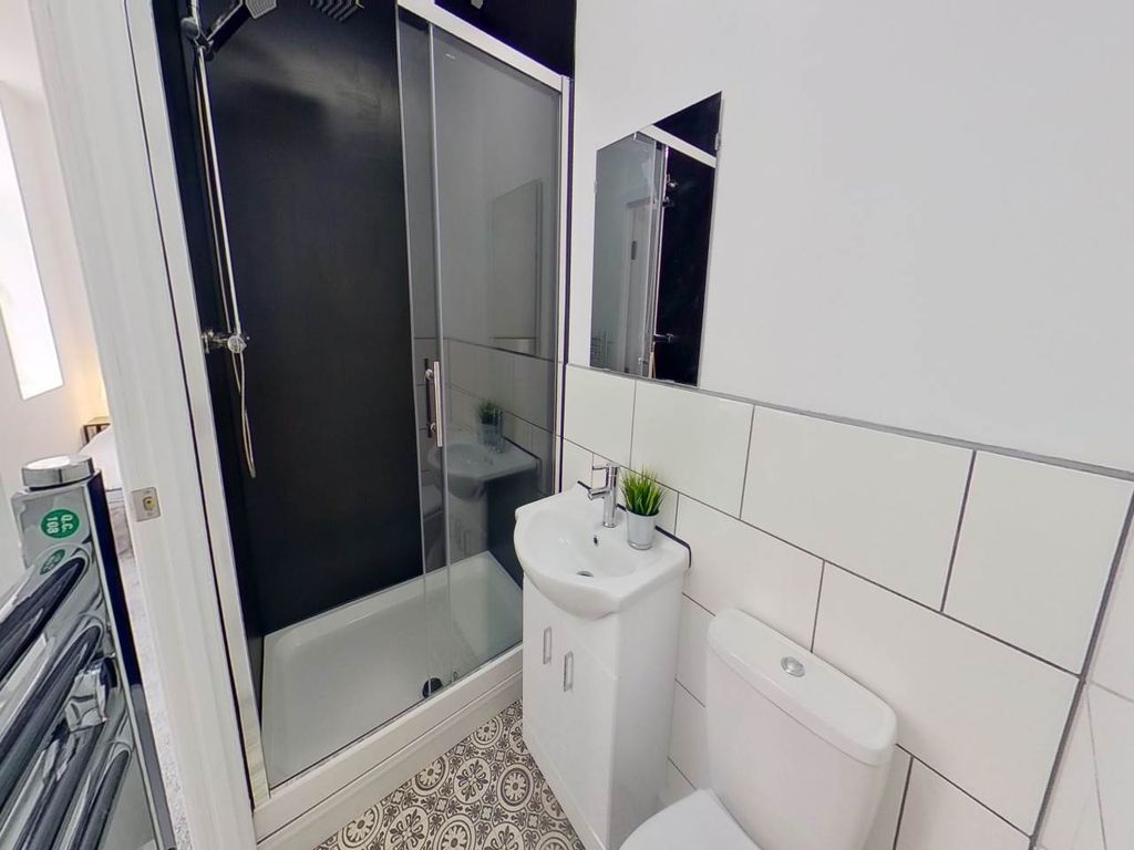 Property photo 2 of 7 R6 - Ensuite