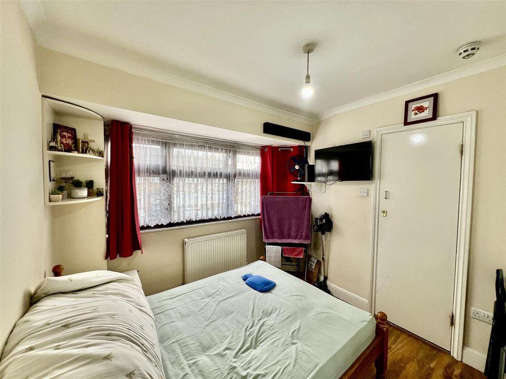 Property photo 3 of 16 Bedroom