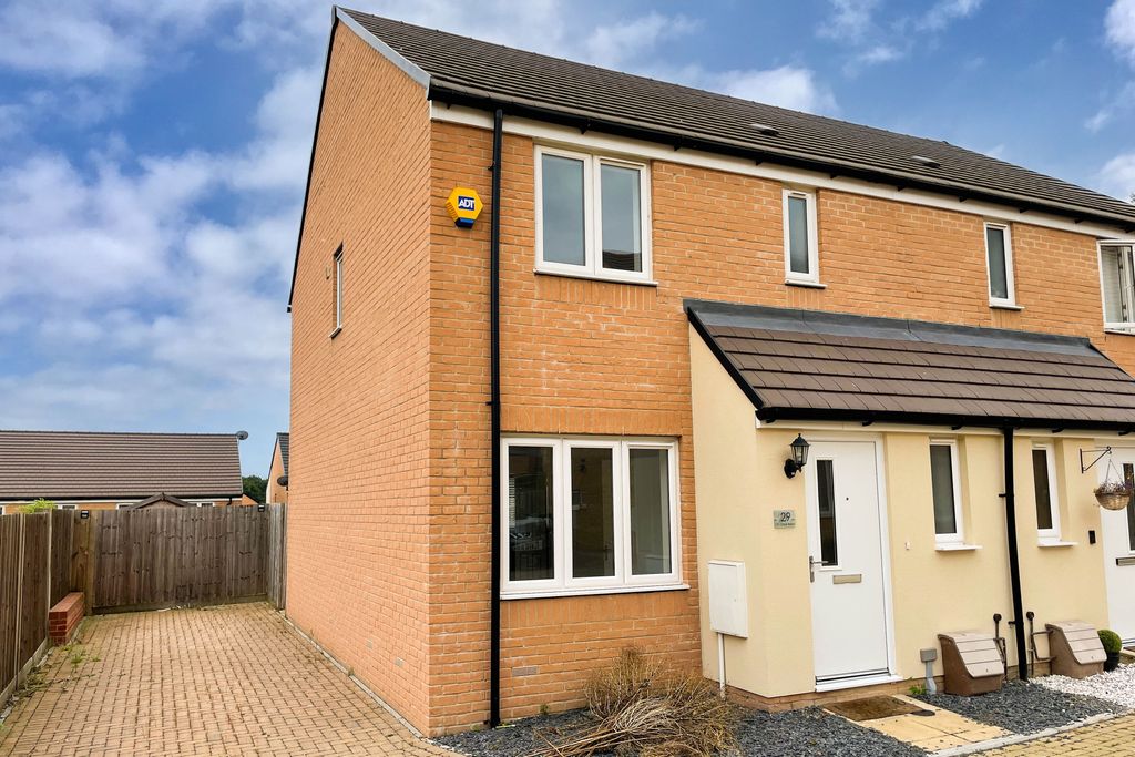 Property photo 1 of 17 Ewemove Basingstoke St Cross Road External
