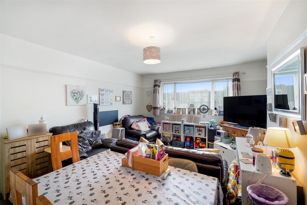 Property photo 3 of 8 1010 Harrow Road - Am2Nup4Dusruk87Mkz6Z.Jpg