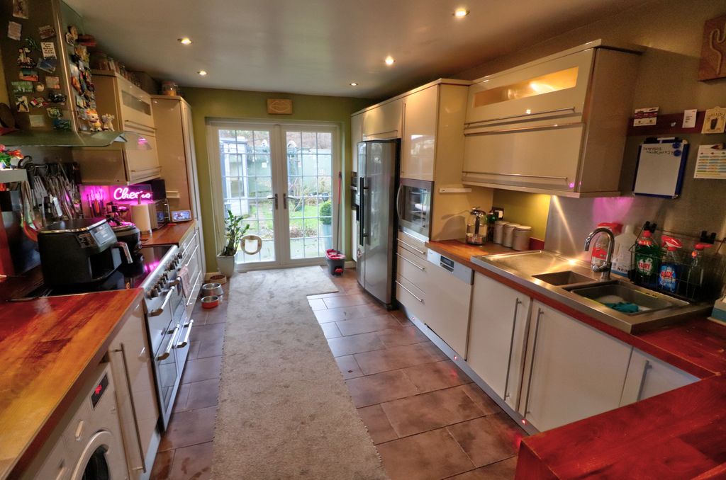 Property photo 3 of 17 Kitchen