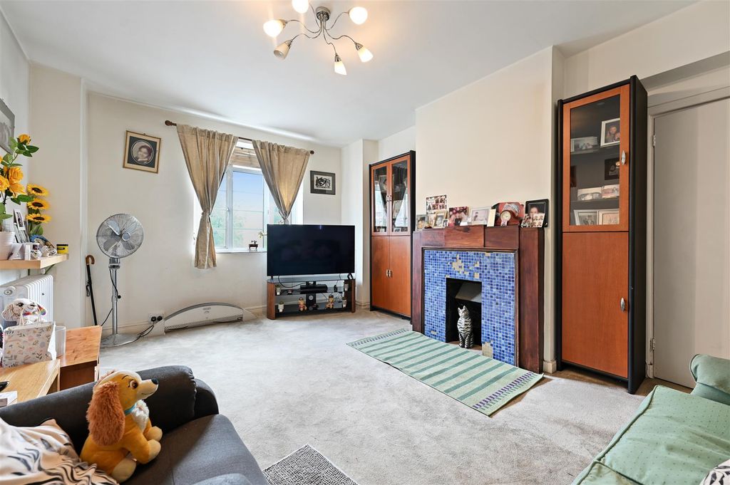 Property photo 3 of 8 Latymer Court