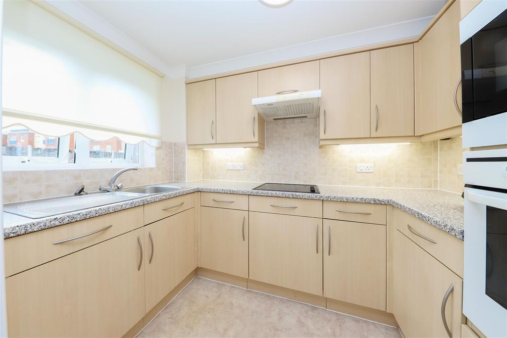 Property photo 2 of 10 Kitchen