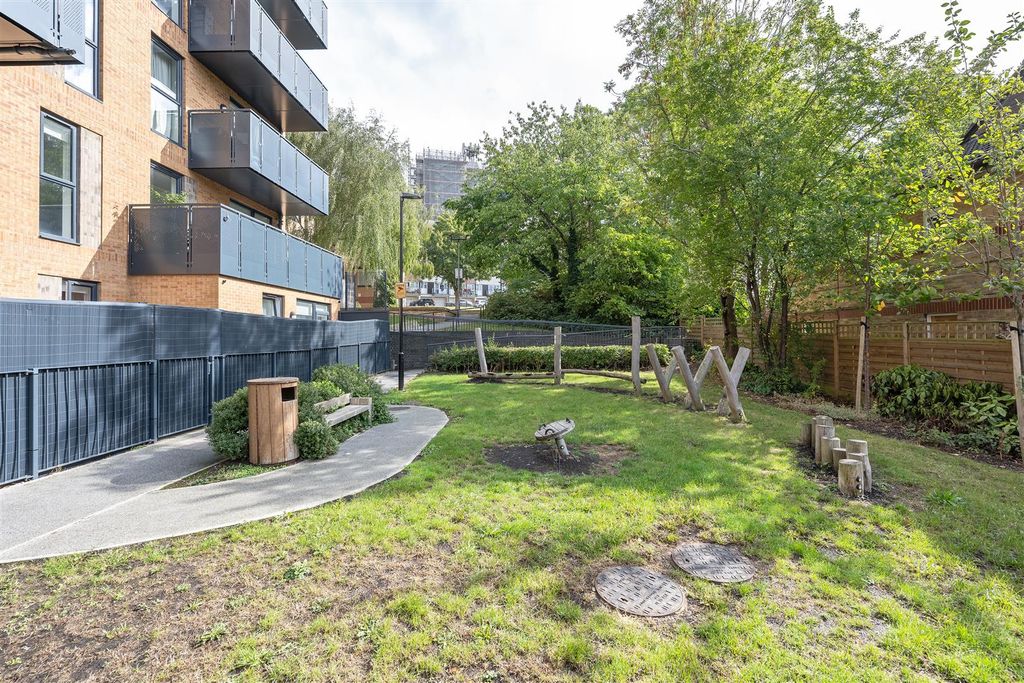 Additional image 20 of 3 bed flat for saleLena Kennedy Close, Highams Park E4