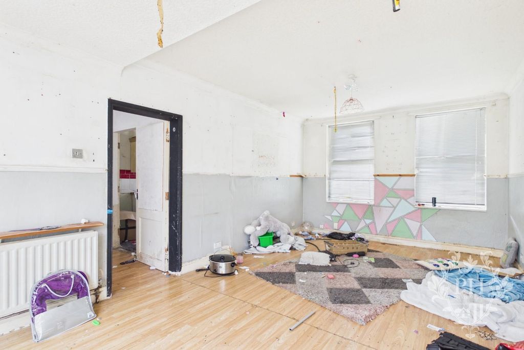 Property photo 2 of 14 Cam01415G0-Pr0496-Still005.Jpg