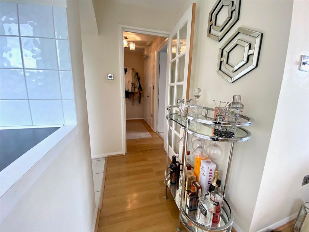 Property photo 2 of 9 Hallway.Jpg