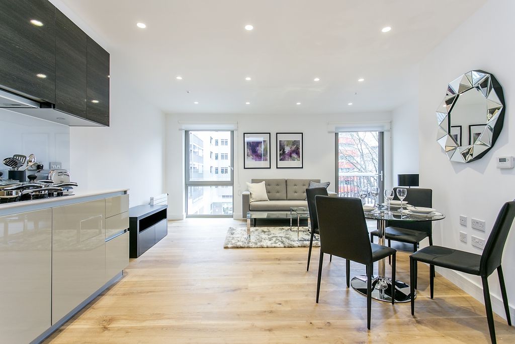 Property photo 3 of 8 Kitchen Lounge