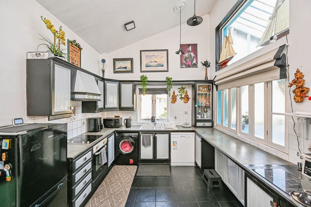 Property photo 3 of 24 Pbox-Img.Jpg
