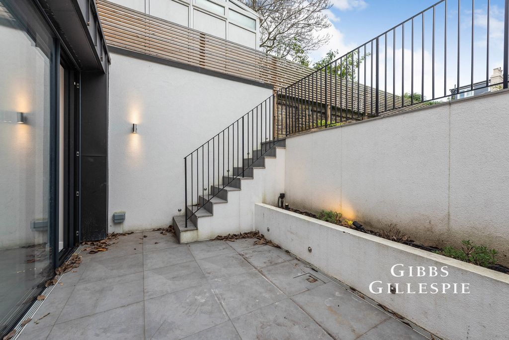 Property photo 3 of 10 Photo