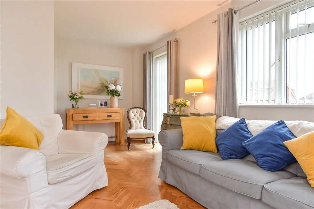 Property photo 3 of 15 Lounge