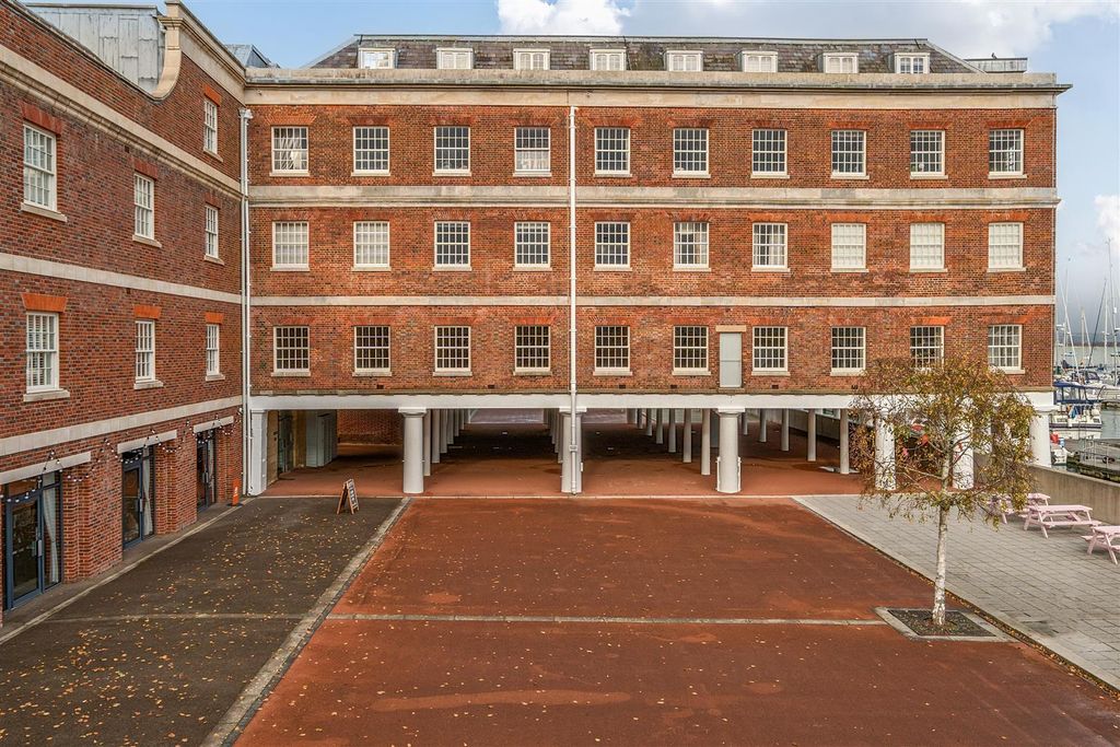 Property photo 1 of 20 Exterior