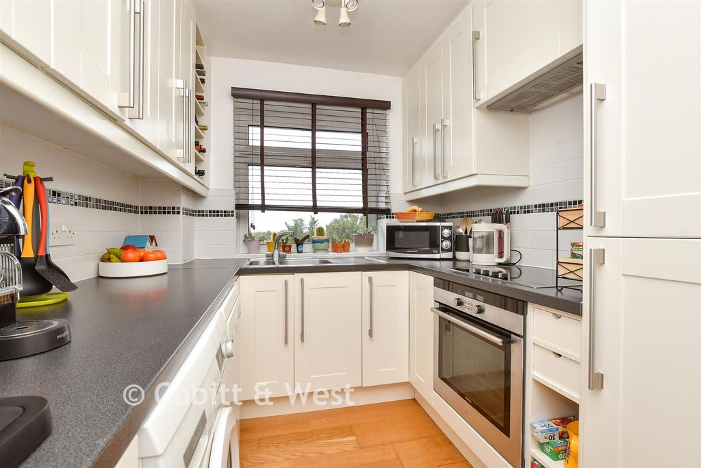 Property photo 2 of 7 Kitchen
