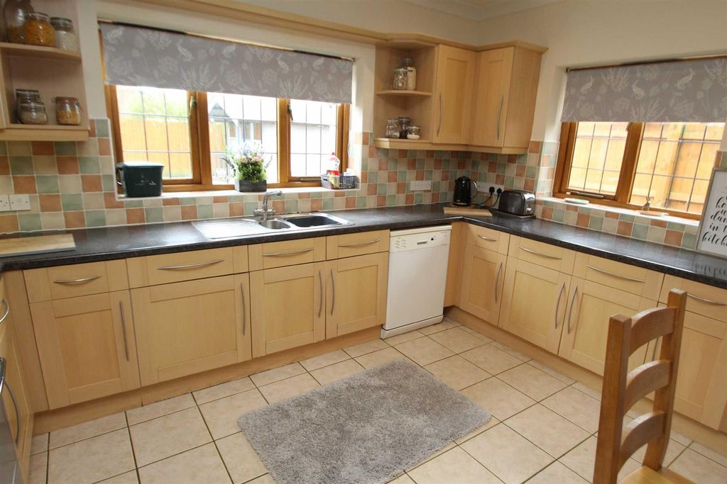 Property photo 3 of 25 Kitchen/Breakfast Room