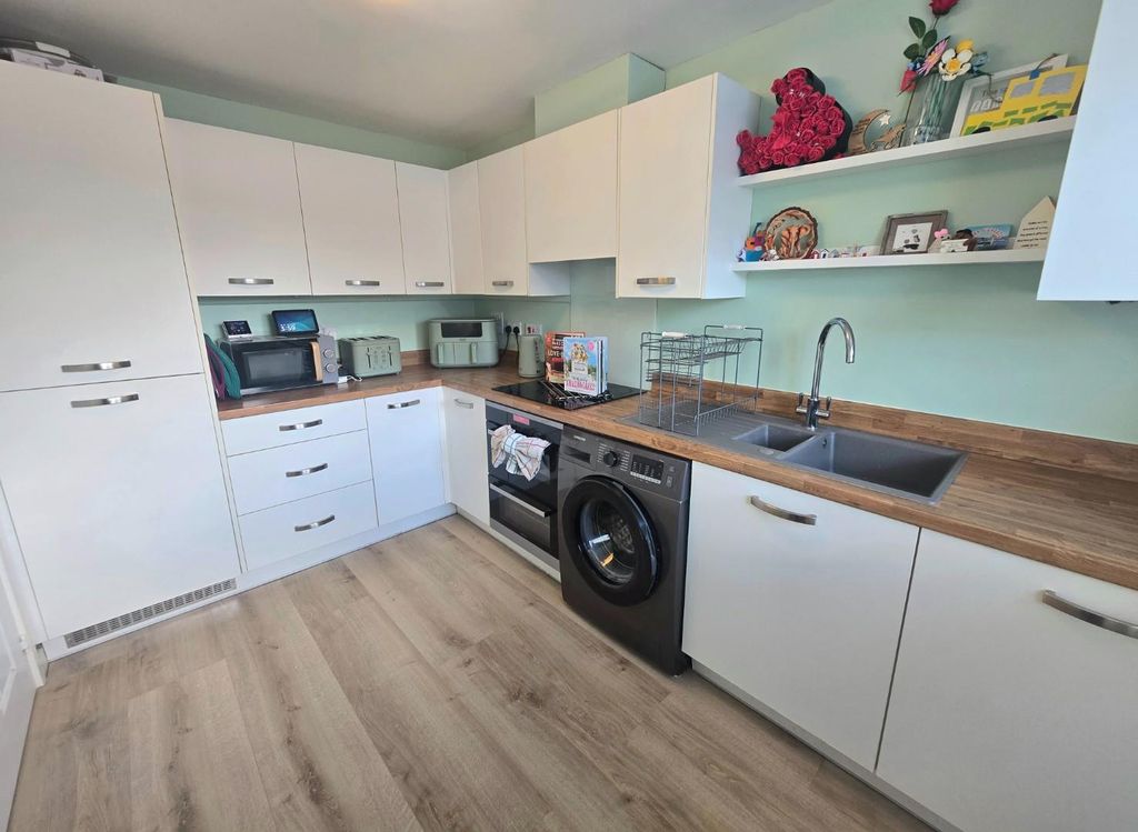 Property photo 3 of 16 Kitchen