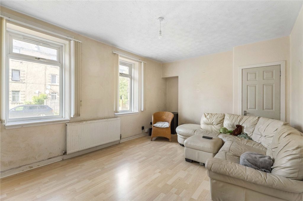 Property photo 2 of 27 Ferry Road Place