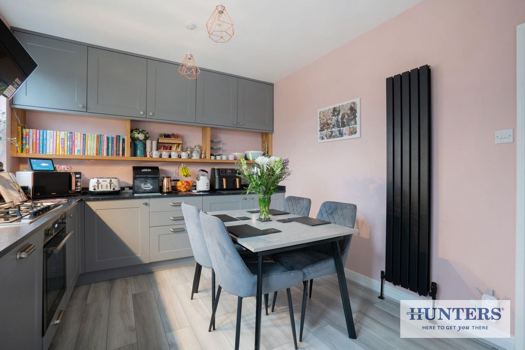 Property photo 3 of 19 Kitchen