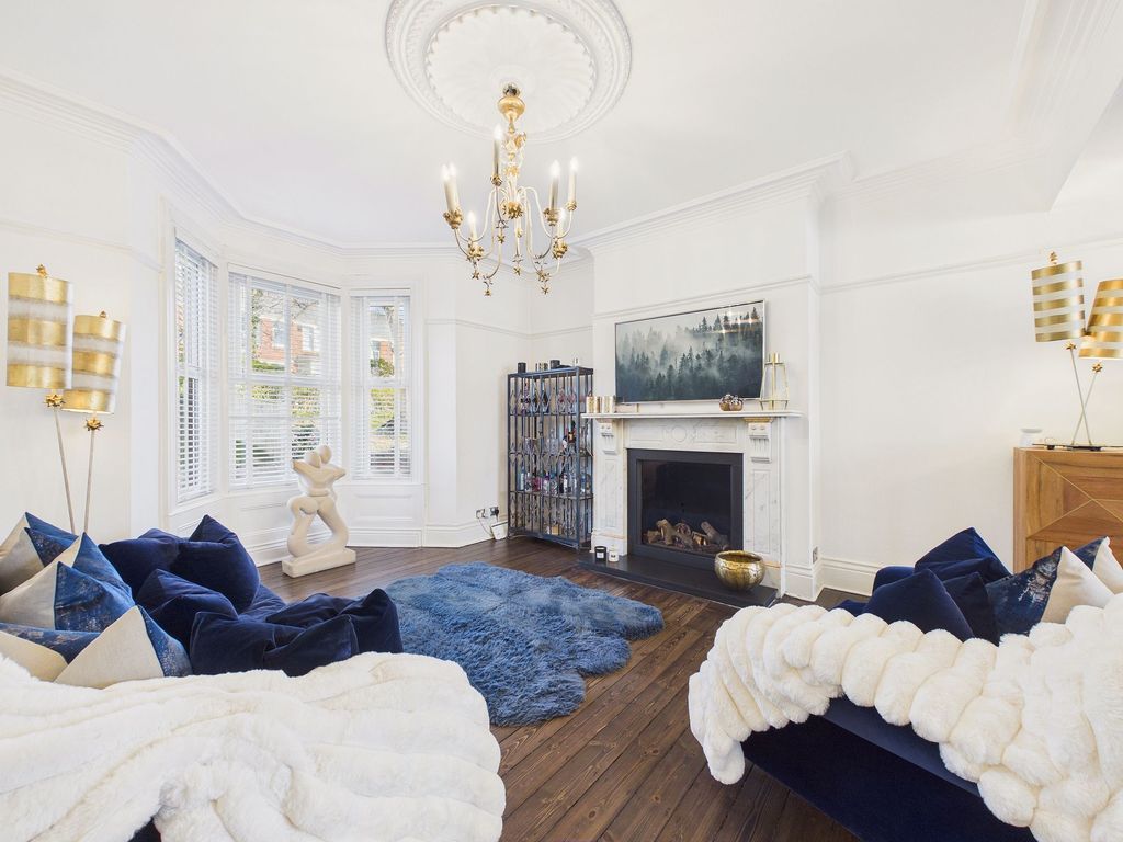 Property photo 2 of 16 Lounge