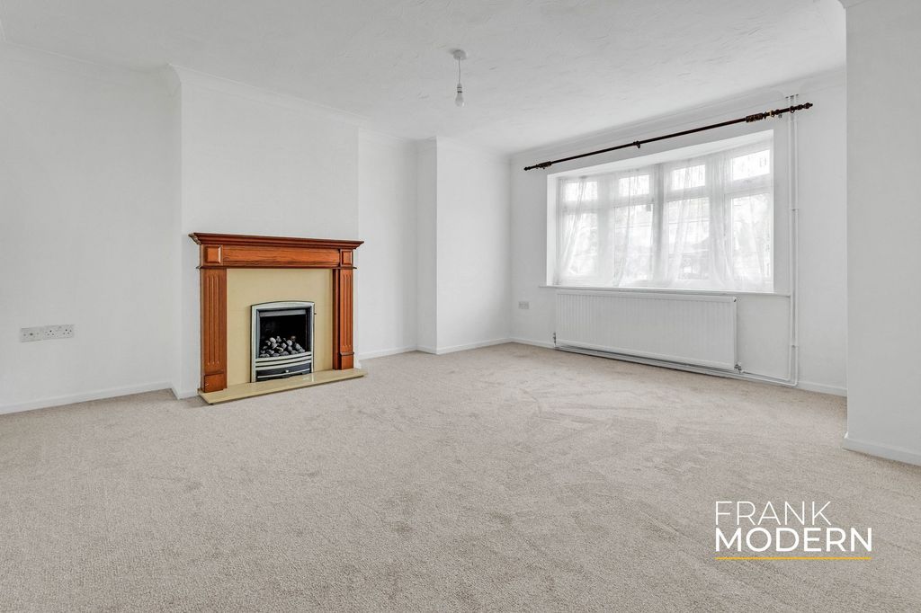 Property photo 3 of 40 Living Room
