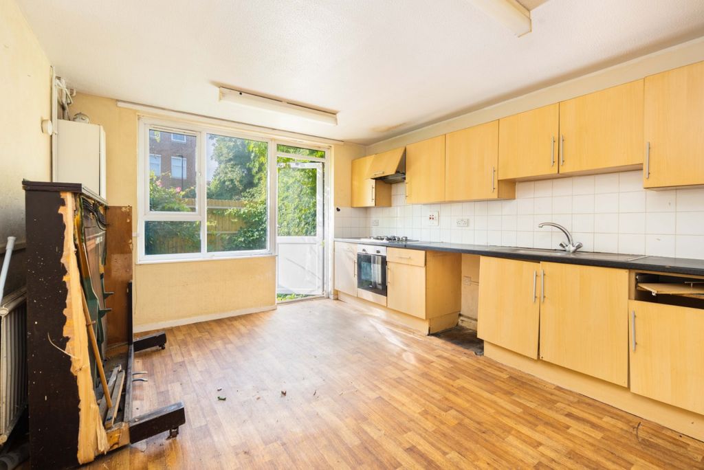 Property photo 3 of 17 Kitchen