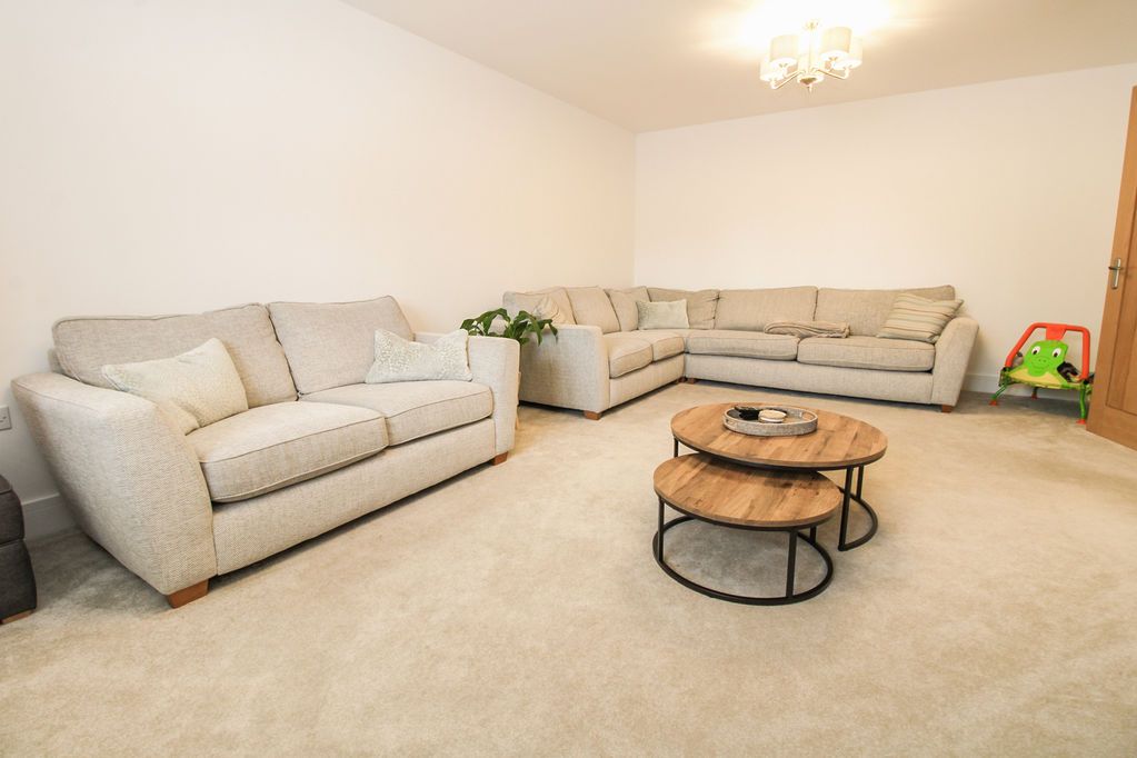 Property photo 2 of 19 Lounge