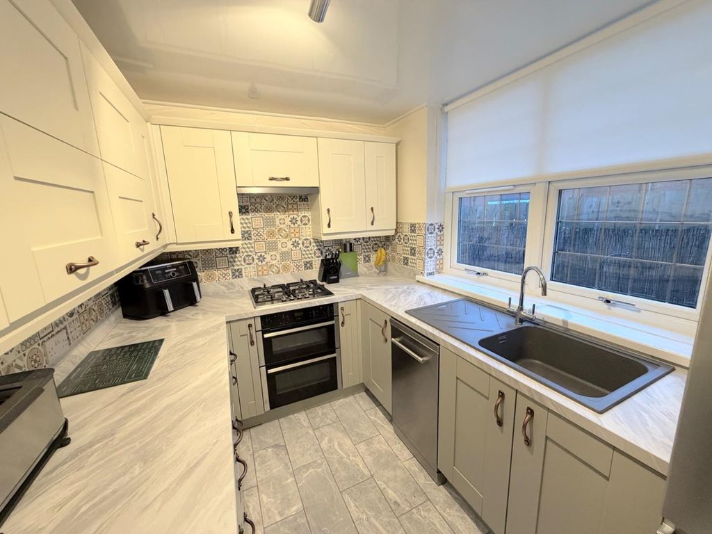 Property photo 3 of 10 Kitchen