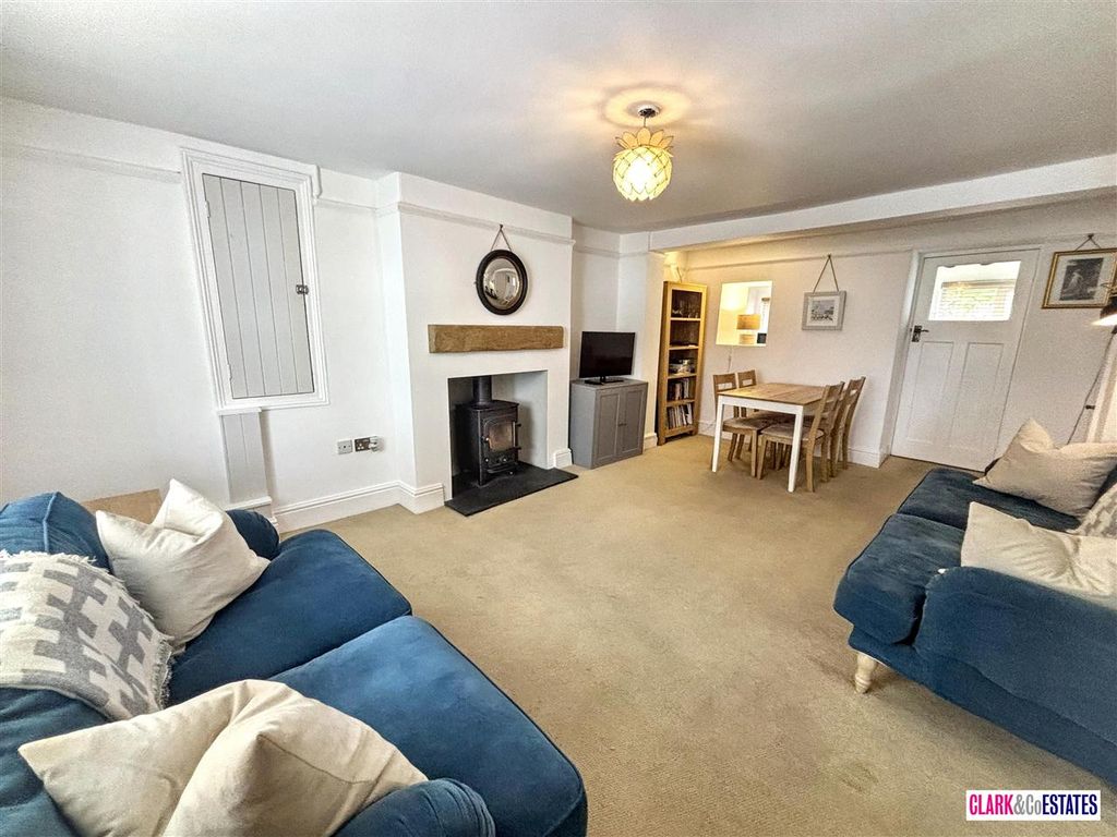 Property photo 3 of 13 Lounge