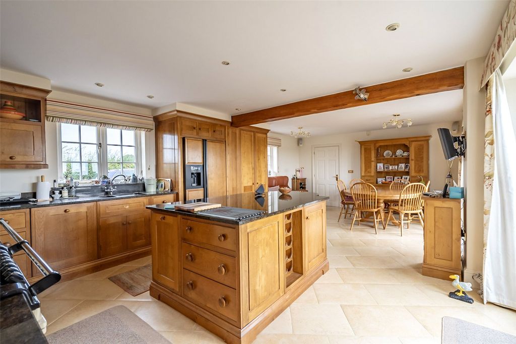 Property photo 2 of 30 Kitchen/Breakfast