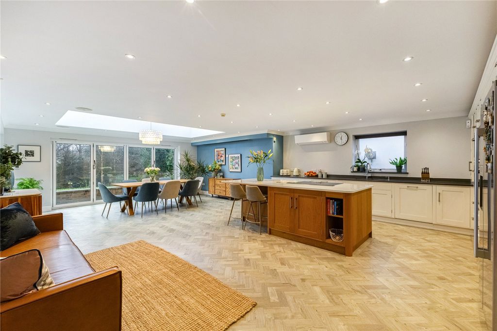 Property photo 2 of 18 Kitchen/Breakfast Rm