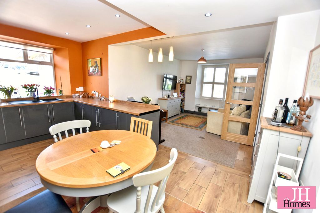 Property photo 3 of 25