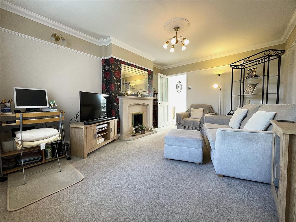 Property photo 2 of 22 Lounge