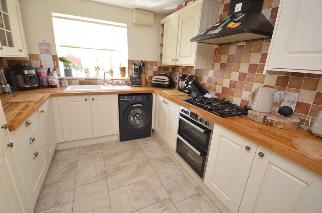 Property photo 3 of 12 Kitchen