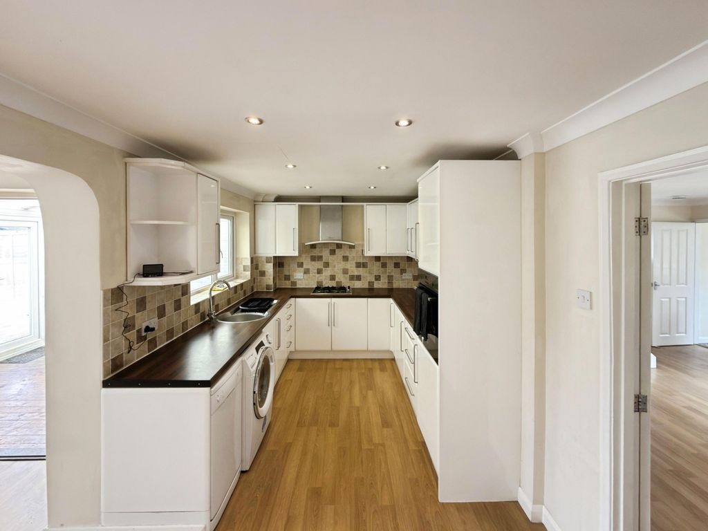 Property photo 3 of 9 Kitchen