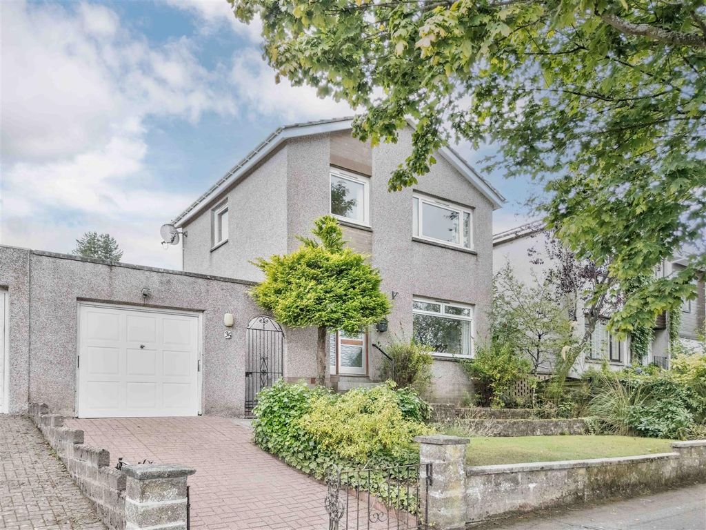 Property photo 1 of 19 35 Falkland Crescent Bf-15.Jpg