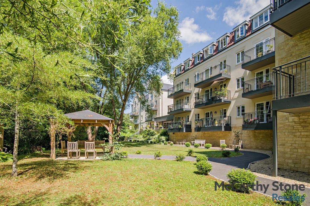 Property photo 1 of 19 Communal Gardens