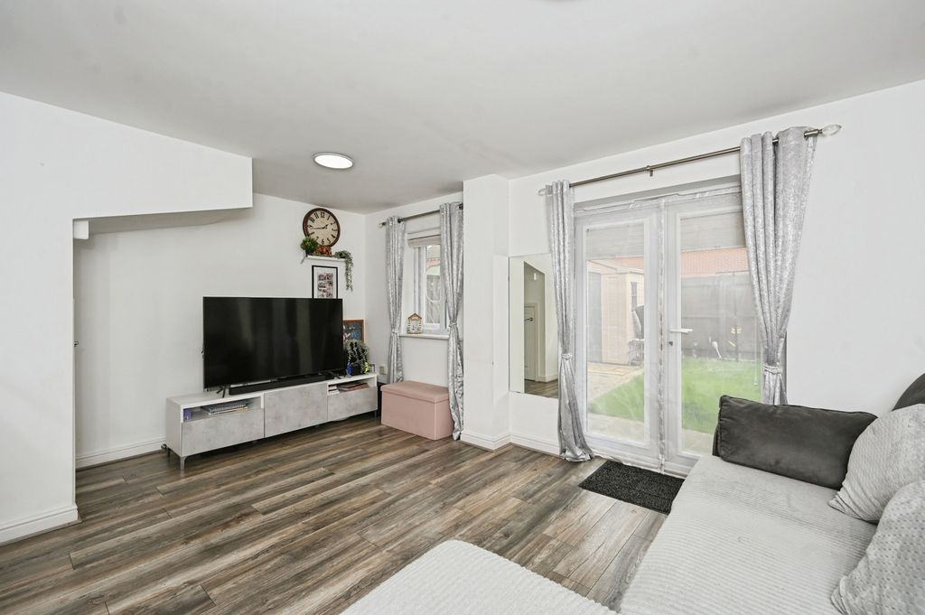 Property photo 3 of 17 Living Room