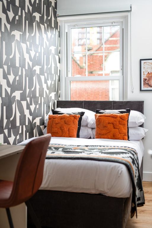 Property photo 3 of 7 Bright And Stylish Double Bedroom Featuring A Comf...