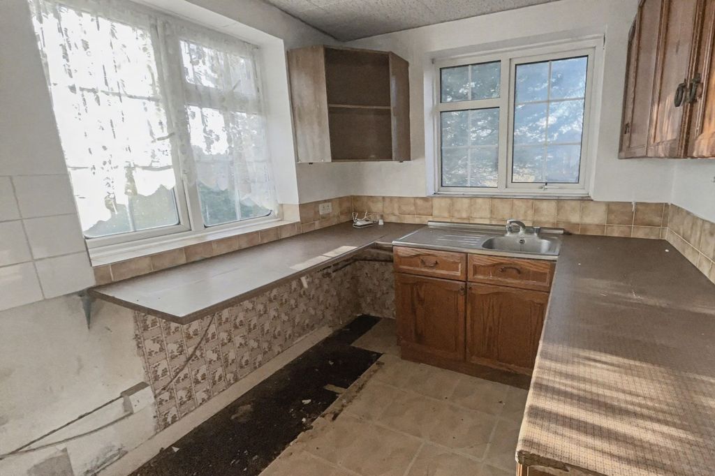 Property photo 3 of 14 18 Melanie Close, Bexleyheath, Da7 5Jh