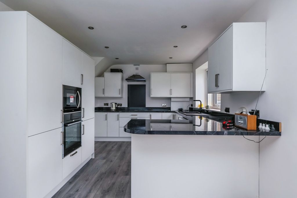 Property photo 2 of 17 Fitted Kitchen