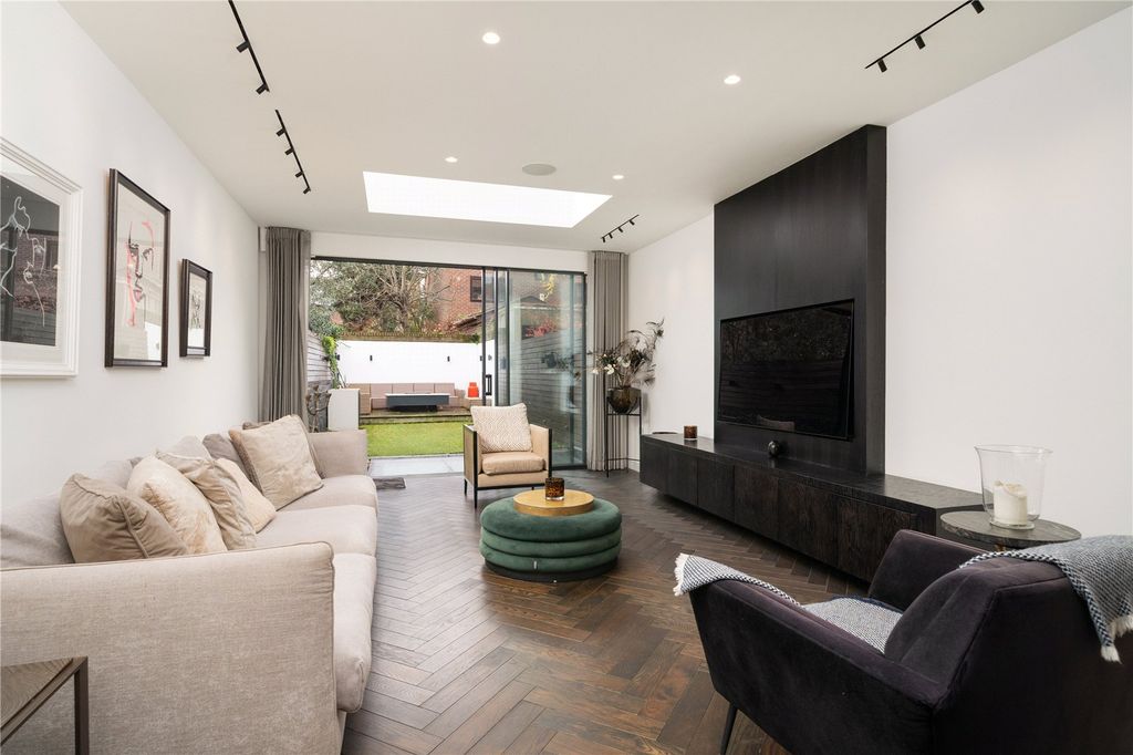 Property photo 3 of 13 Reception Area