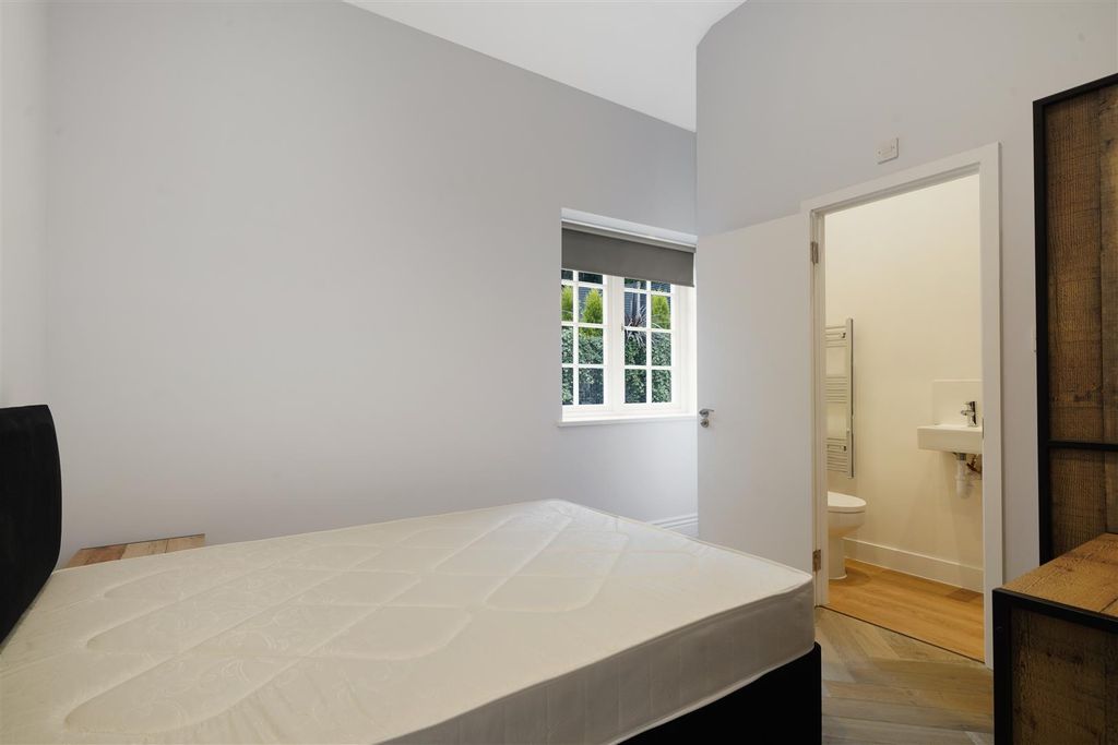 Property photo 3 of 9 Newall Close - 8Mkyyqzgc0Tbakws2Tz7.Jpg
