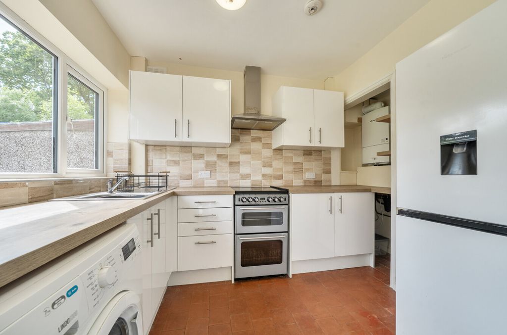 Property photo 3 of 19 Kitchen