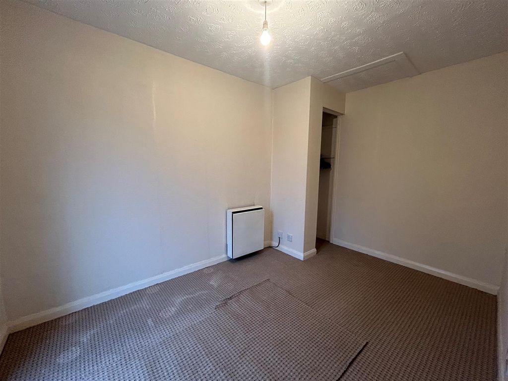 Property photo 3 of 6 Bedroom.Jpg