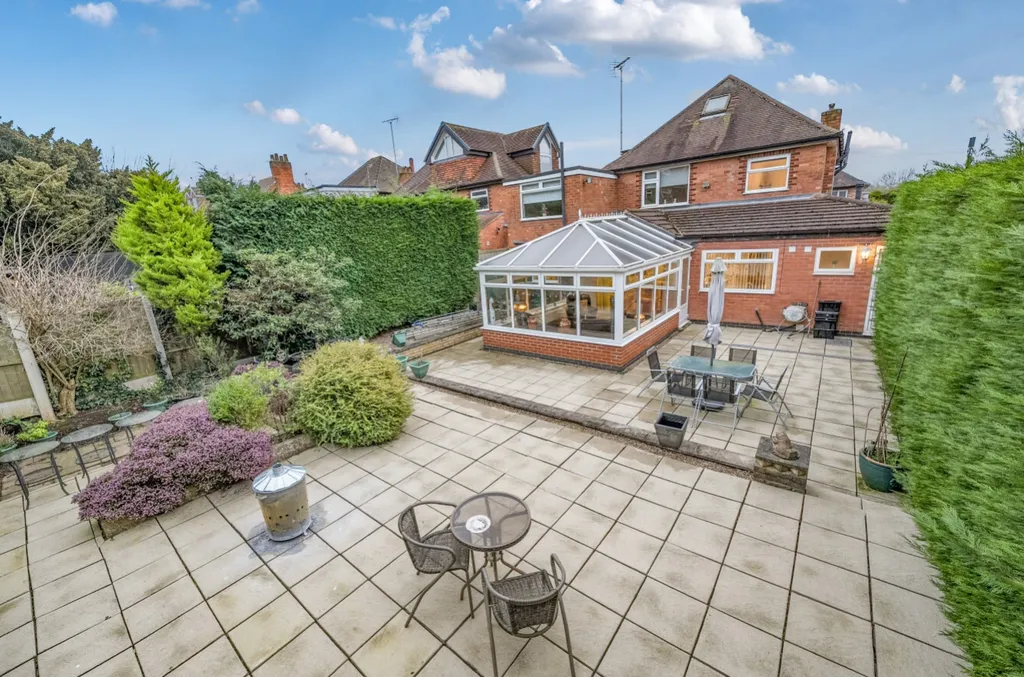 House in Nottingham, Wollaton Vale - More