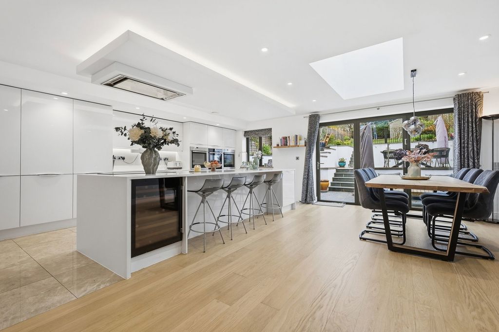 Property photo 2 of 33