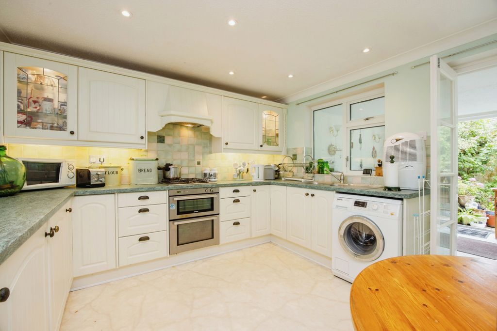 Property photo 2 of 17 Kitchen