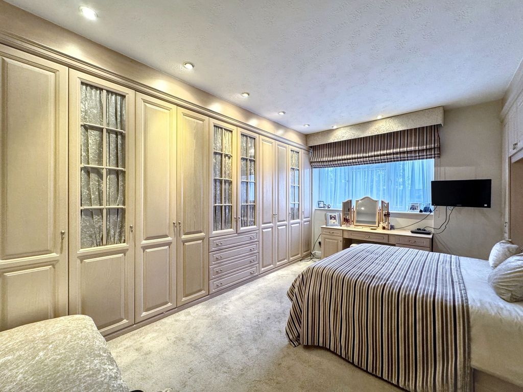 Property photo 3 of 11 Main Bedroom